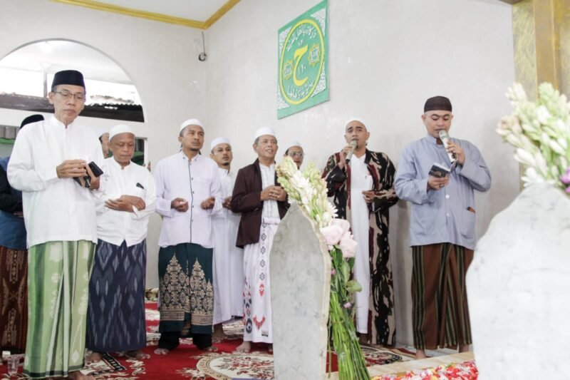 Masyarakat Kedoya saat lakukan tradisi sakral Ziarah Kubro saat 26 Rajab. (Foto: news.devilo.co).