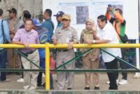 Pengerukan Kali Cideng ini dipimpin langsung Kasudin SDA Jakarta Selatan Santo yang didampingi R. Heryanto selaku koordinator sungai dan waduk periode 2013 hingga 2017 pada masa Gubernur DKI Jakarta Jokowi - Ahok. (Foto: Istimewa).