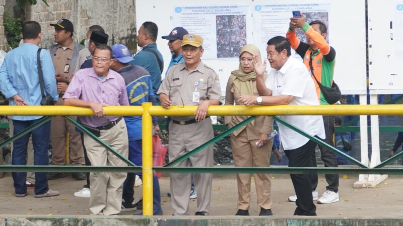 Pengerukan Kali Cideng ini dipimpin langsung Kasudin SDA Jakarta Selatan Santo yang didampingi R. Heryanto selaku koordinator sungai dan waduk periode 2013 hingga 2017 pada masa Gubernur DKI Jakarta Jokowi - Ahok. (Foto: Istimewa).