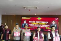 Polres Metro Jakarta Barat hadirkan Aktor Fachri Albar saat konferensi pers, Kamis (24/4/2025) yang ditangkap untuk ketiga kalinya karena konsumsi narkoba. (Foto: news.devilo.co).