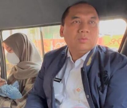 Momen Wali Kota Jakarta Barat, Uus Kuswanto menikmati naik transportasi umum saat menuju kantornya. (Foto: Istimewa).