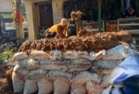 Penampakkan aktivitas galian pipa PDAM TKR yang beroperasi di jam-jam sibuk. (Foto: news.devilo.co).