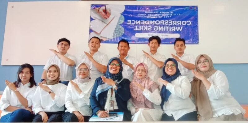 Seluruh karyawan PT Cibitung Tanjung Priok Port Tollways (CTP Tollways) selaku Badan Usaha Jalan Tol (BUJT) Cibitung – Cilincing usai pelatihan writing skill. (Foto: Istimewa).