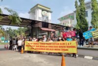 Ratusan warga RW 018 Taman Palem Lestari, Blok C dan F, Cengkareng, Jakarta Barat, saat gelar aksi damai guna bentuk memberikan pemahaman kepada masyarakat agar berhati-hati dan menyaring informasi yang tidak benar atau hoax. (Foto: Ekslusif news.devilo.co).