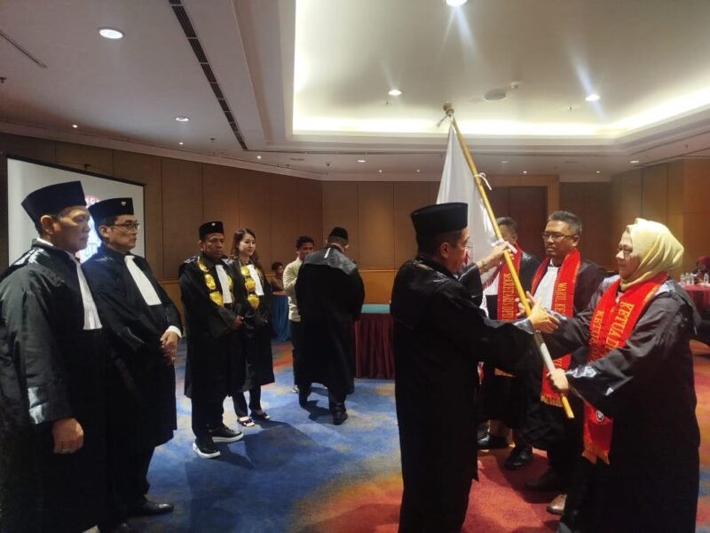 Presiden Kongres Advokat Indonesia, Nasrullah Nawawi saat melantik pengurus KAI DPD DKI Jakarta periode 2025-2030 sekaligus mendorong agar Adnan Buyung Nasution menjadi pahlawan nasional. (Foto: Istimewa).