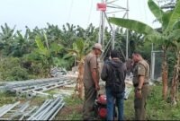 Lantaran nekad beroperasi, Satpol PP Kota Tangerang saat menyegel kembali pembangunan menara BTS Buaran Indah yang berujung penyitaan genset dan takel para pekerja. (Foto: Ekslusif news.devilo.co/Dedi F).