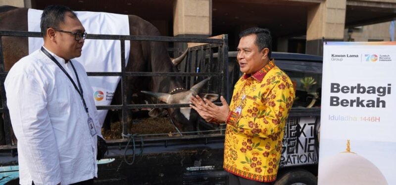 Sekretaris Kota (Sekko) Jakarta Barat, Firmanudin Ibrahim saat terima amanah titipan hewan kurban dari PT Kawan Lama Sejahtera, Arko. (Foto: Istimewa).