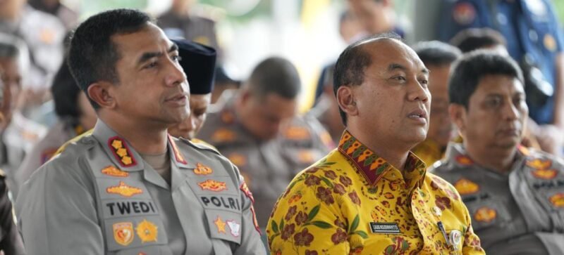 Walikota Jakarta Barat, Uus Kuswanto didampingi Kapolresto Jakbar, Kombes Pol Twedi Aditya Benywahdi saat ikuti panen raya jagung serentak secara virtual. (Foto: Istimewa).