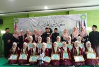 TERPANTAU: 14 santri putri Ponpes Nurul Hidayah diwisuda. (Foto: Istimewa)