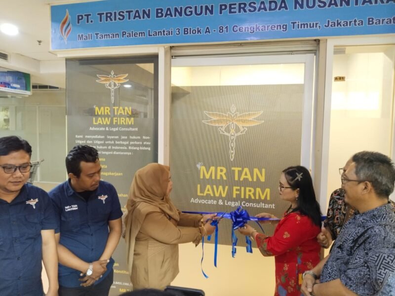 TERPANTAU: prosesi pemotongan pita pada peresmian kantor baru Mr Tan Law Firm dan PT Tristan Bangun Persada Nusantara. (Foto: news.devilo.co).