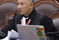 Seorang pengacara muda yang juga sebagai pemohon pengujian Undang-Undang Kepolisian Republik Indonesia, Syamsul Jahidin saat menyampaikan dalil-dalil permohonan. (Foto: Dok.Humas MK/Panji/Ist).