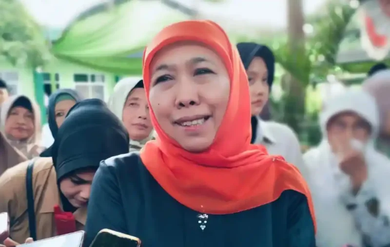 KPK akan menjadwalkan ulang pemeriksaan Gubernur Jatim, Khofifah Indar Parawansa sebagai saksi kasus dana hibah Pemprov Jatim. Dirinya diketahui ke Cina untuk hadiri wisuda putranya. (Foto: Monitor Indonesia/Ist).