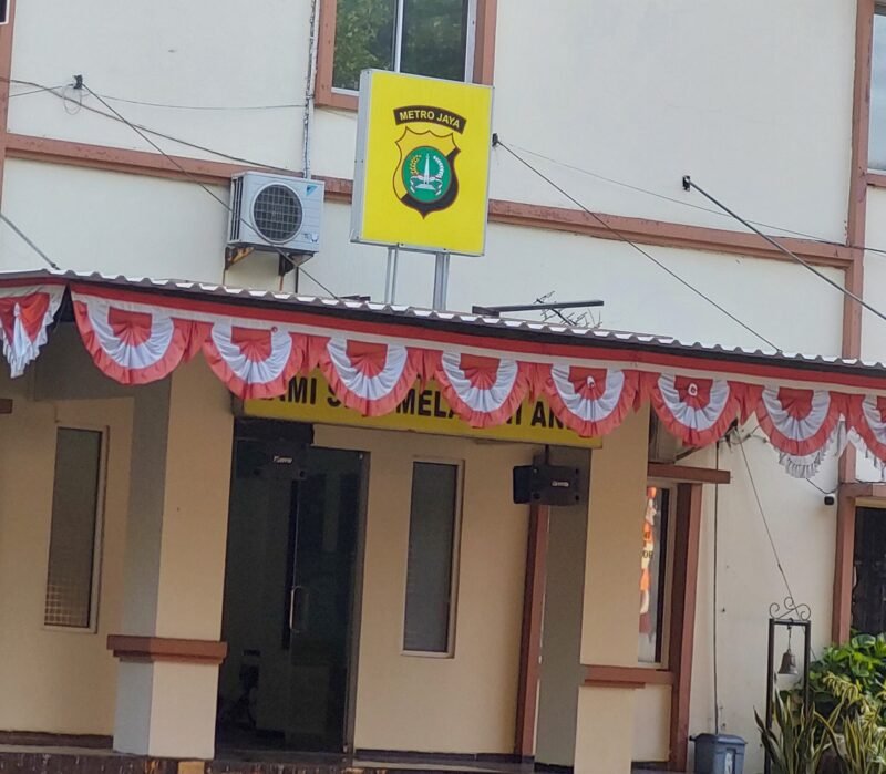 POTRET: ilustrasi situasi di Kepolisian Sektor (Polsek) Kelapa Dua. (Foto: news.devilo.co).