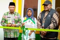 Camat Kembangan, Joko Suparno bersama Lurah Srengseng, Adit Pratama saat mesmikan bedah bumah dan serahkan kunci ke warga yang menerima manfaat. (Foto: Istimewa).