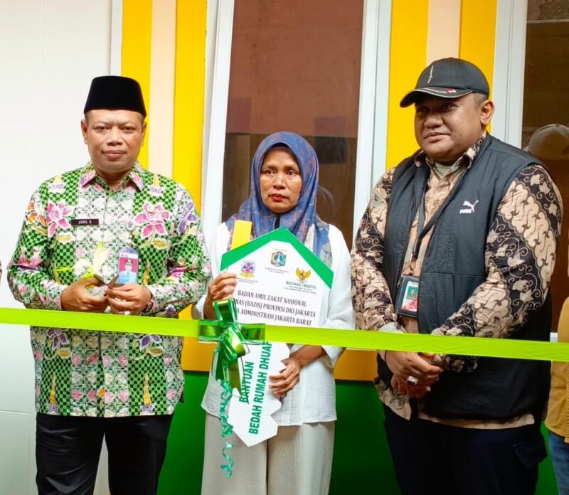 Camat Kembangan, Joko Suparno bersama Lurah Srengseng, Adit Pratama saat mesmikan bedah bumah dan serahkan kunci ke warga yang menerima manfaat. (Foto: Istimewa).