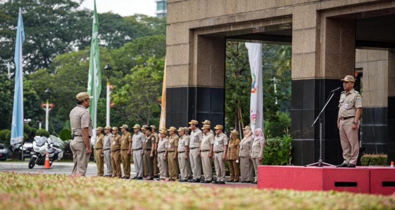 POTRET: Wali Kota Jakarta Barat, Uus Kuswanto saat apel pagi dan berikan imbauan ke ASN untuk respon cepat dalm mengantisipasi cuaca ekstrem. (Foto: Istimewa).