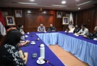 POTRET: 3 pemuda berprestasi diapresiasi Wali Kota Jakarta Utara, Hendra Hidayat. (Foto: news.devilo.co).