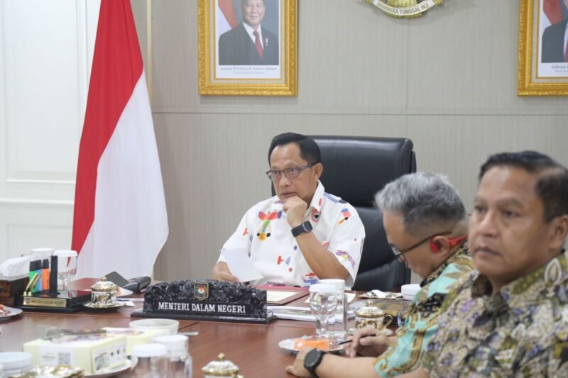 POTRET: Mendagri, Muhammad Tito Karnavian saat memimpin Rapat Koordinasi Pemantapan Persiapan Launching Kopdeskel Merah Putih yang berlangsung secara virtual dari Jakarta. (Foto: Istimewa).