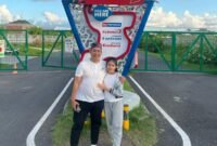 POTRET: Tokoh Pemuda Jakarta Barat sekaligus Wakil Ketua Kongres Advodkat Indonesia (KAI), Umar Abdul Aziz bersama sang putrinya di Sirkuit Internasional Mandalika. (Foto: Istimewa).