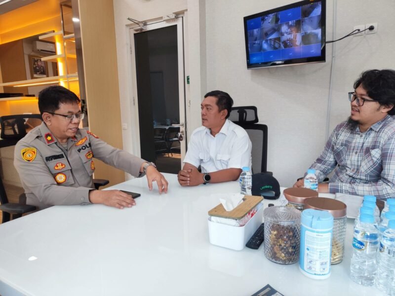 POTRET: Kapolsek Kelapa Dua, Kompol Gusprihatin Zen saat mengundang pelapor Andika Hidayat beserta saudaranya Trias di ruangan kerjanya. (Foto: news.devilo.co).