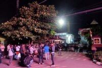 POTRET: puluhan mahasiswa dari berbagai universitas saat aksi demo di Polres Karawang. (Foto: news.devilo.co/Mas Don).