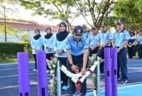 POTRET: Danlanud Husein Sastranegara, Kolonel Pnb Alfian saat menggunting pita tanda resminya kembali Lapangan Beceu Ishaq. (Foto: Istimewa).