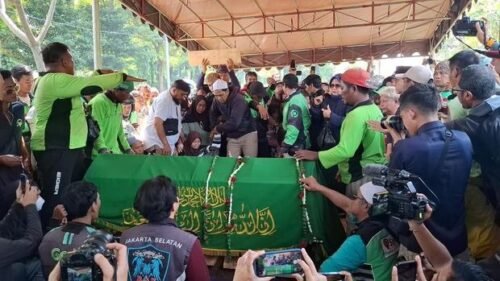 POTRET: prosesi pemakaman pengemudi ojek online dalam tragedi demo 28 Agustus 2025. (Foto: Istimewa).