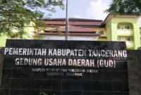 POTRET: ilustrasi gedung usaha daerah Kabupaten Tangerang yang diduga kerap dijadikan lokasi mesum dan rawan pencurian di area belakang gedung tersebut. (Foto: Istimewa).