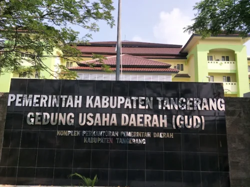 POTRET: ilustrasi gedung usaha daerah Kabupaten Tangerang yang diduga kerap dijadikan lokasi mesum dan rawan pencurian di area belakang gedung tersebut. (Foto: Istimewa).