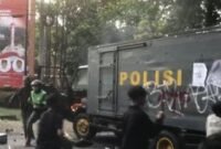 POTRET: massa aksi demonstrasi saat merusak dan membakar mobil samapta Polresta Denpasar di Kantor DPRD Bali di Denpasar, Sabtu 30/8/2025. (DOK. ANTARA/Ni Putu Putri Muliantari)