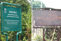 POTRET: (kanan) papan terbaru dan (kiri) plang kepemilikan milik Pemprov DKI Jakarta c.q Dinas Pertamanan dan Hutan Kota yang sudah usang maupun berkarat sehingga menimbulkan kecurigaan warga. (Foto: news.devilo.co)