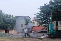 POTRET: proyek pembangunan Gudang Satpol PP Jakarta Utara menuai protes warga sekitar. (Foto: news.devilo.co)