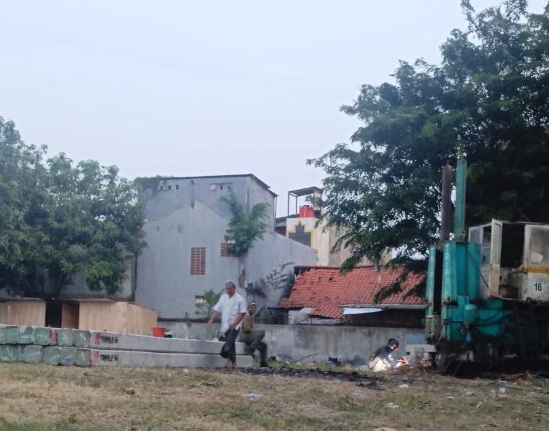 POTRET: proyek pembangunan Gudang Satpol PP Jakarta Utara menuai protes warga sekitar. (Foto: news.devilo.co)