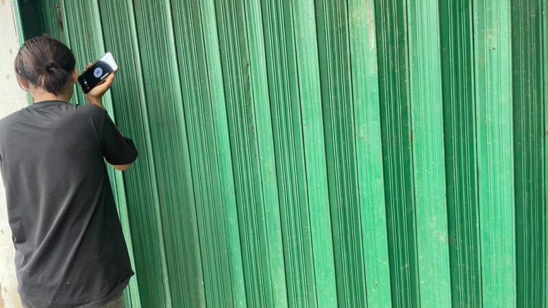 POTRET: toko obat pil koplo tanpa nomor izin edar di Kabupaten Bekasi yang sengaja di tutup oleh penjaga nya lantaran menerima pembelian sistem COD atau 'kucing-kucingan' untuk memuluskan aksinya serta mengelabui aparat penegak hukum. (Foto: news.devilo.co)