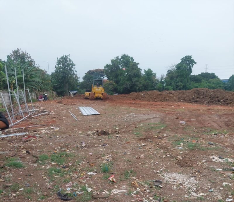 POTRET: lahan pinjam pakai aset DPRKP pada proyek pembangunan gedung baru Kejaksaan Negeri Jakarta Utara yang diduga dinilai cacat administrasi. (Foto: news.devilo.co)