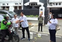 POTRET: Gekira saat aksi sosial Jumat Berbagi Kasih. (Foto: Istimewa)