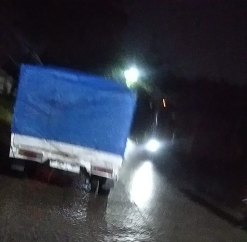 KETAHUAN: mobil pick up yang diselimuti terpal biru sedang membawa gas oplosan saat melintas di Legok, Kabupaten Tangerang. (Foto: news.devilo.co)