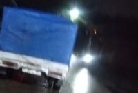 KETAHUAN: mobil pick up yang diselimuti terpal biru sedang membawa gas oplosan saat melintas di Legok, Kabupaten Tangerang. (Foto: news.devilo.co)