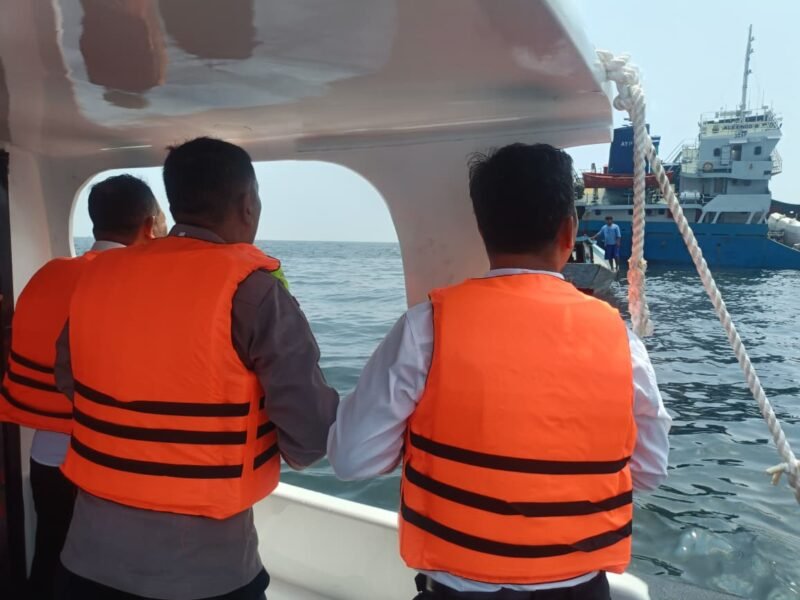 POTRET: Polres Kepulauan Seribu saat bertindak cepat menangani kontainer jatuh di laut. (Foto: Istimewa)