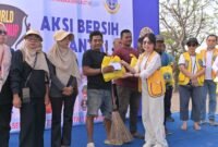 Ketua Panitia Lion Silviana H. Widjaya saat salurkan bantuan kepada masyarakat pantai tanjung pasir, Sabtu (27/09/2025)