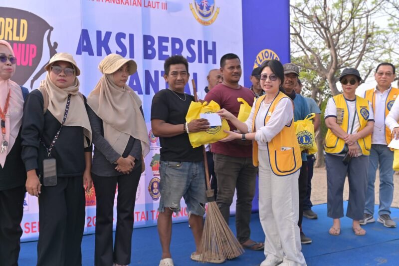 Ketua Panitia Lion Silviana H. Widjaya saat salurkan bantuan kepada masyarakat pantai tanjung pasir, Sabtu (27/09/2025)