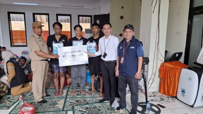 POTRET: BRI Branch Office Hayam Wuruk bersama YBM Brilian Regional Office Banten (Regional 08, Jakarta 3) menyalurkan bantuan kepada penyintas bencana kebarakan di Tangki, Taman Sari, Jakarta Barat, pada Senin (29/9/2025) kemarin. (Foto: Istimewa)
