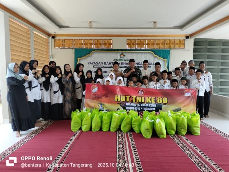 Komandan Koramil 11/Pasar Kemis, Kodim 0510/Trs Mayor Arm Sidik Abriyata memberikan bantuan sembako kepada yatim di Yayasan Bahtera Bakti Insan Mulia. Sabtu (04/10/2025)