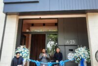 Peresmian Tostem Studio Bsd, ditandai pemotongan pita oleh Renggi Fikri Yandi selaku Direktur Utama PT.Mitra Alukaca Teknik serta Masakatsu Kudo, President Director of PT LIXIL Aluminium Indonesia. Jumat (10/10/2025)