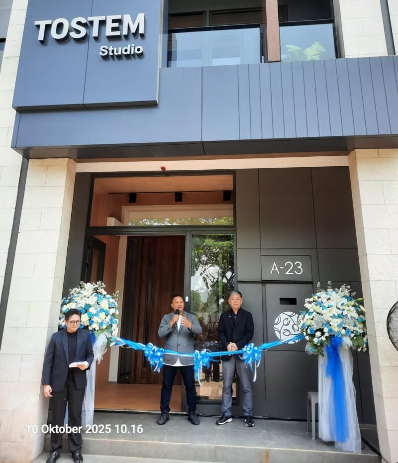 Peresmian Tostem Studio Bsd, ditandai pemotongan pita oleh Renggi Fikri Yandi selaku Direktur Utama PT.Mitra Alukaca Teknik serta Masakatsu Kudo, President Director of PT LIXIL Aluminium Indonesia. Jumat (10/10/2025)