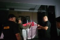 Satuan Polisi Pamong Praja (Satpol PP) Kota Tangerang Selatan menggelar razia minuman keras (miras) di sejumlah titik pada Rabu dini hari (15/10/2025)