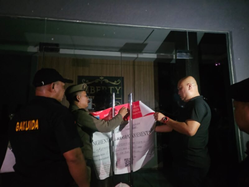 Satuan Polisi Pamong Praja (Satpol PP) Kota Tangerang Selatan menggelar razia minuman keras (miras) di sejumlah titik pada Rabu dini hari (15/10/2025)