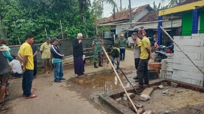 Serda Sugeng Riyadi Babinsa Desa Sukamanah, Koramil 12/Rajeg, Kodim 0510/Trs hadir di tengah - tengah warga memediasi perselisihan warga. Mediasi dilakukan di Kampung Gembong Sageng RT 006/016 Desa Sukamanah, Kecamatan Rajeg, Kabupaten Tangerang, Sabtu (25/10/2025).