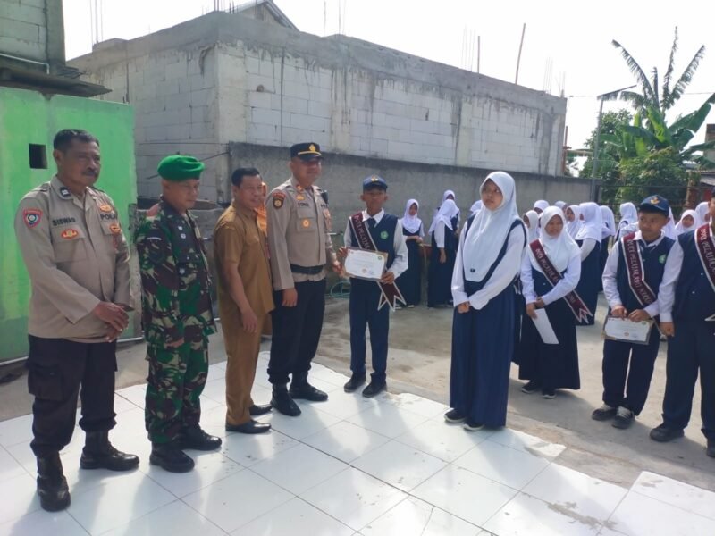Babinsa Koramil 12/Rajeg, Kodim 0510/Trs Serka Kusnanto menghadiri pemberian sertifikat Duta Pelajar Anti Narkoba di SMP Bina Nusa Kabupaten Tangerang, Senin (27/10/2025).