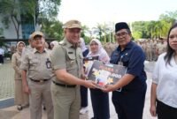 POTRET: Walikota Jakarta Utara, Hendra Hidayat saat menyerahkan trophy dan hadiah bagi pemenang lomba perpustakaan. (Foto: news.devilo.co)